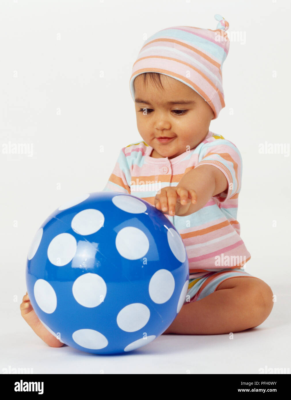 Bébé Enfant Pleure Assis Avec Ballon Coloré Sur La Plage