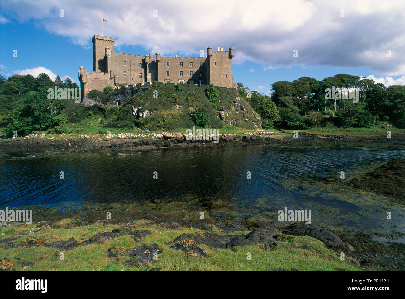 Grande Bretagne, Ecosse, île de Skye, le château de Dunvegan, extérieur de 11ème siècle donnant sur le lac Banque D'Images