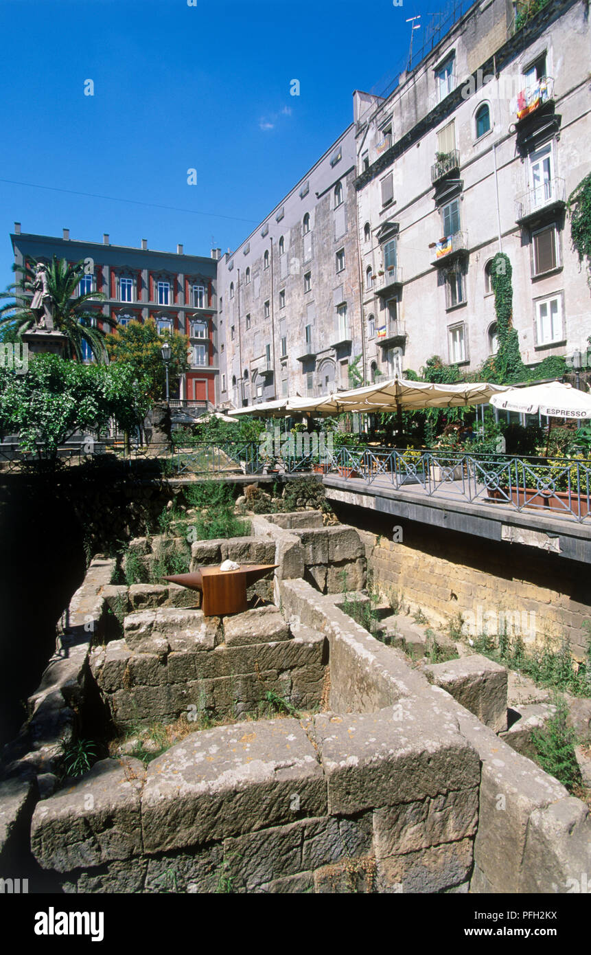 L'Italie, Campanie, Naples, Piazza Bellini, 5e siècle avant J.-C. Des fouilles sur place bordée de cafés Banque D'Images