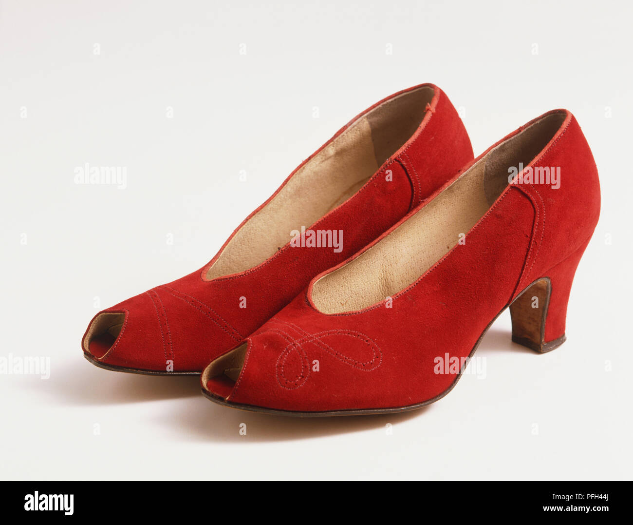 Paire de talon haut bout ouvert chaussures en daim rouge, side view Banque D'Images