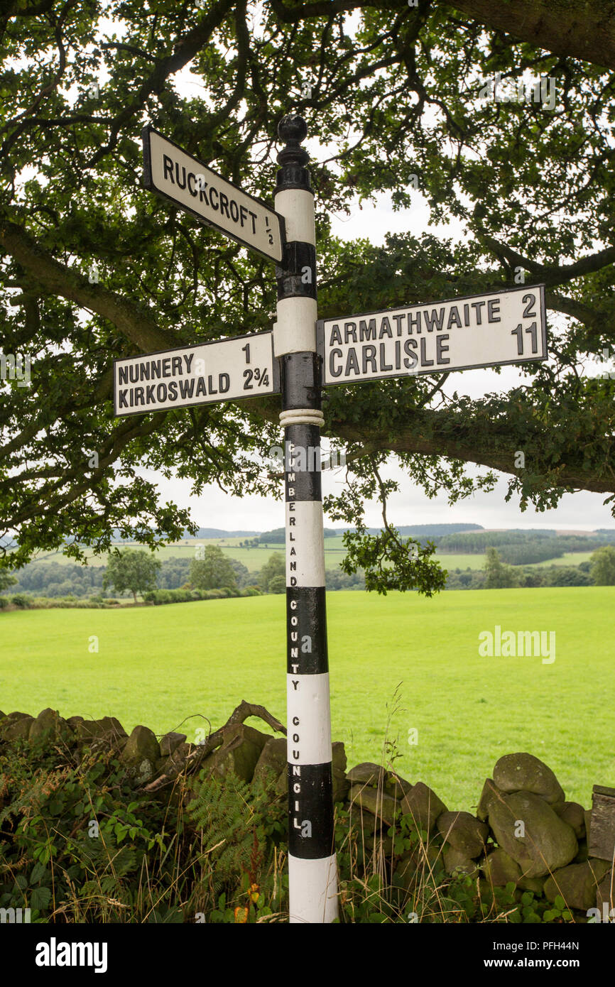 Un vieux conseil de comté de Cumberland road sign dans l'Eden Valley près de couvent, Cumbria, Royaume-Uni. Banque D'Images