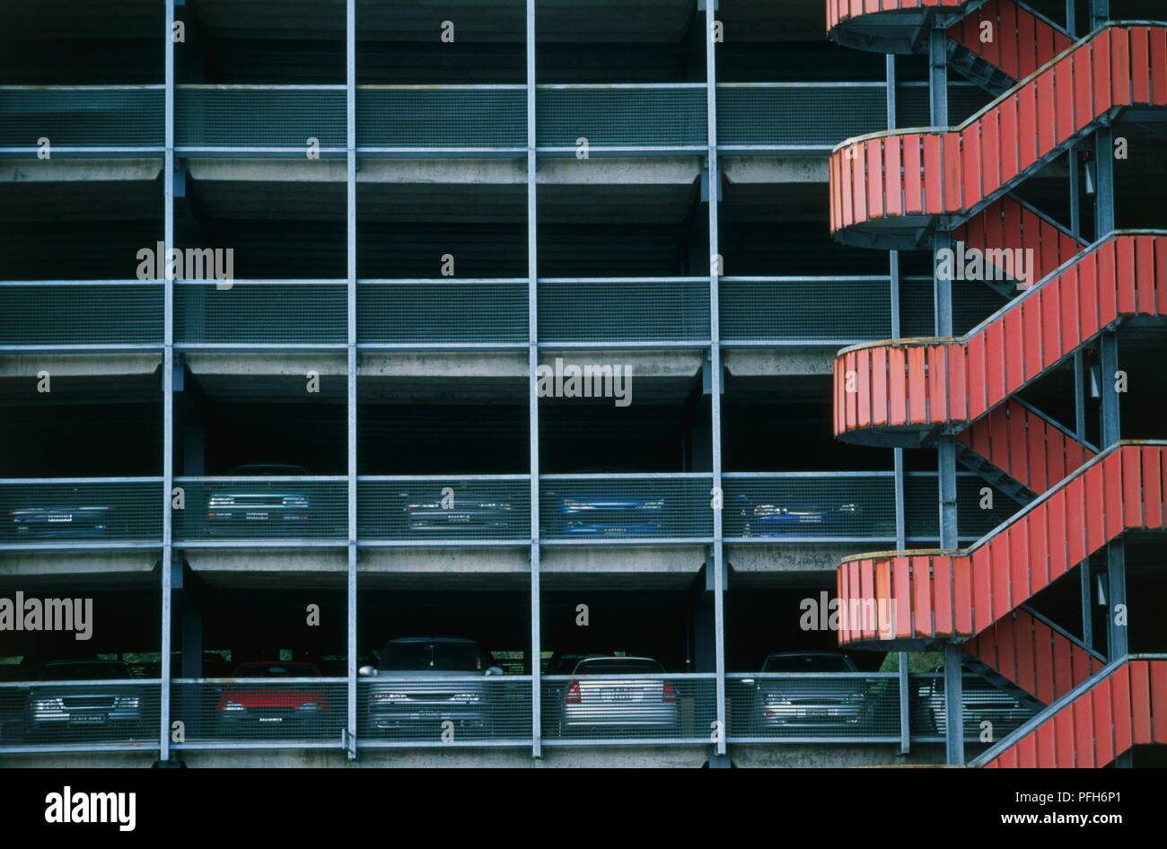 La Suisse, Genève, extérieur de parking à étages avec escalier rouge Banque D'Images