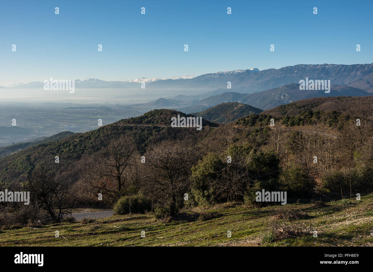 Paysage près de Kalambaka ville avec des montagnes du Pinde à l'arrière-plan. Près de monastères et les formations rocheuses des météores en Grèce. Banque D'Images