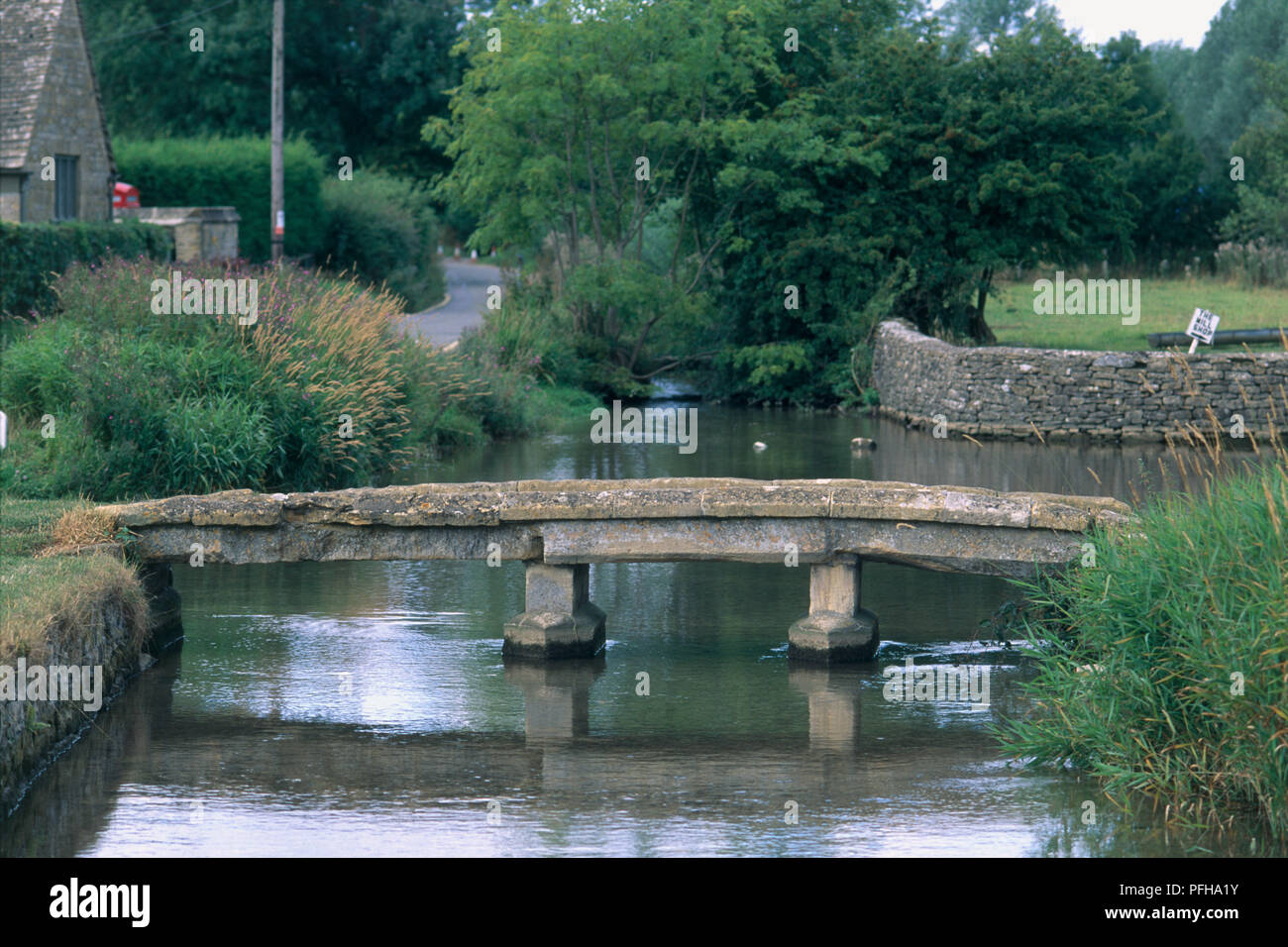 La Grande-Bretagne, l'Angleterre, Gloucestershire, Cotswolds, Lower Slaughter, vieux pont de pierre sur la rivière Eye Banque D'Images