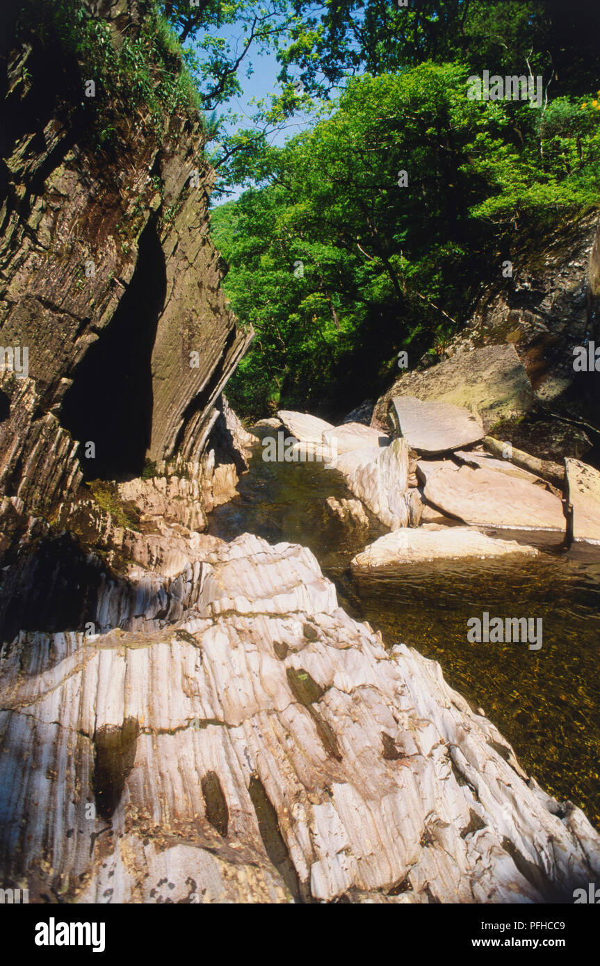 La Grande-Bretagne, pays de Galles, Devils Bridge, un pont de pierre qui selon la légende a été construit par le Diable, situé dans un endroit tranquille entouré par une cascade, des rochers et des clairières boisées. Banque D'Images
