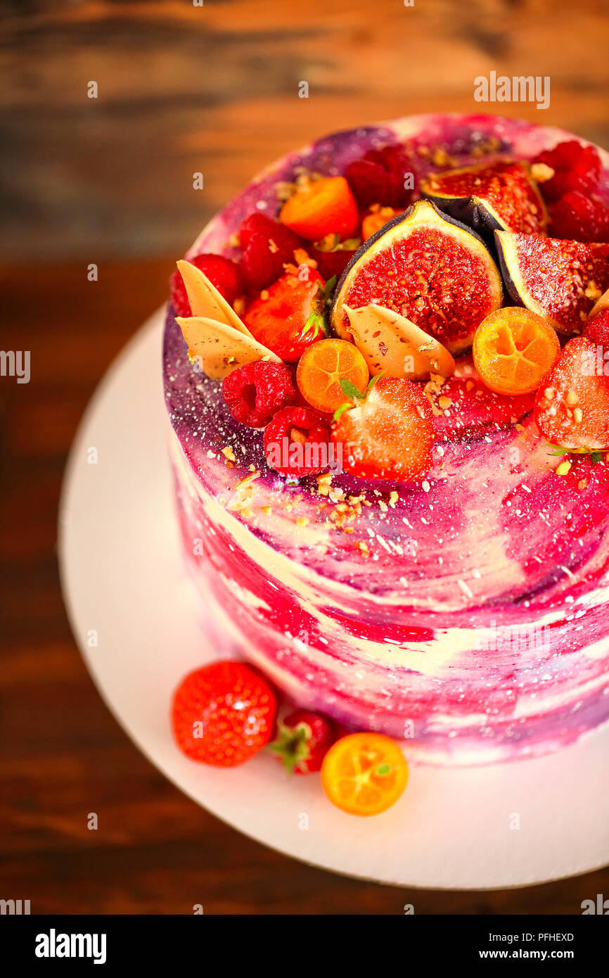 Lumineux Magnifique Gateau Sur Une Porcelaine Cake Stand Decore Avec Des Fruits Close Up Vue D En Haut Photo Stock Alamy Lumineux Magnifique Gateau Sur Une Porcelaine Cake Stand Decore Avec Des Fruits Close Up Vue D En Haut Photo Stock Alamy