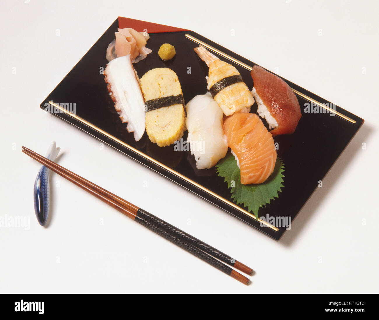Assiette de sushi et une paire de baguettes. Banque D'Images