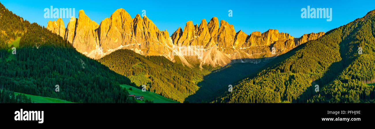 Vue panoramique sur le magnifique Mont Geissler Spitzen des Dolomites dans la soirée à Val di Funes Valley dans le Tyrol du Sud, Italie Banque D'Images