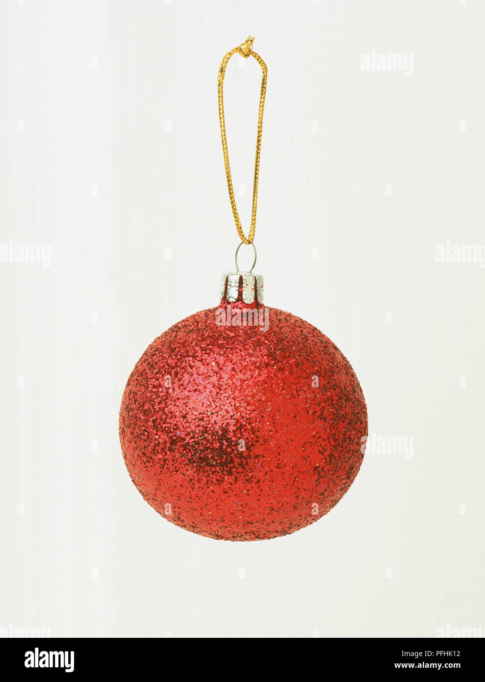 Cuir babiole rouge sur la chaîne d'or, vue de face. Banque D'Images