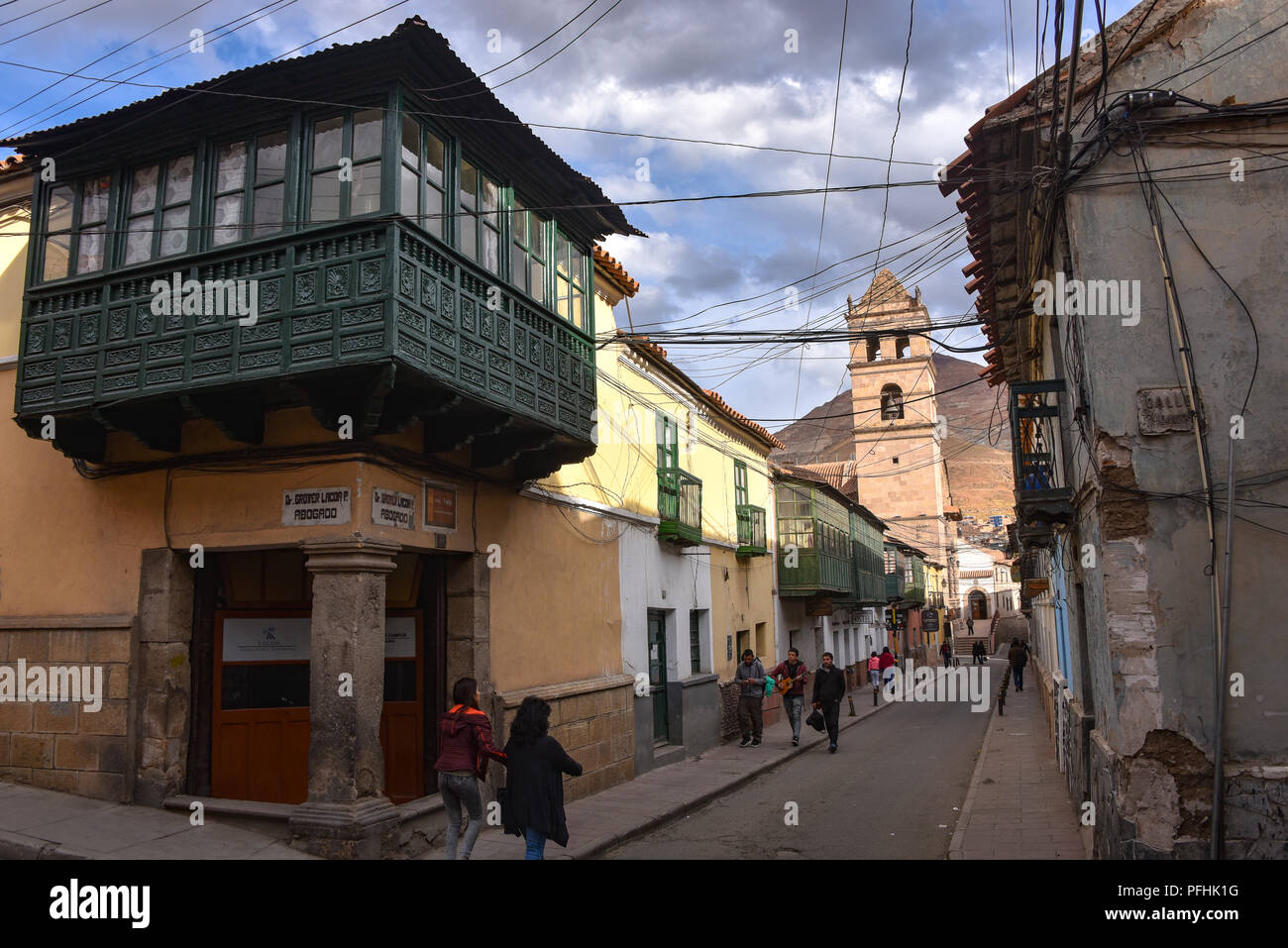 Les rues coloniales avec la toile de la montagne Cerro Rico de Potosi, Bolivie, Banque D'Images