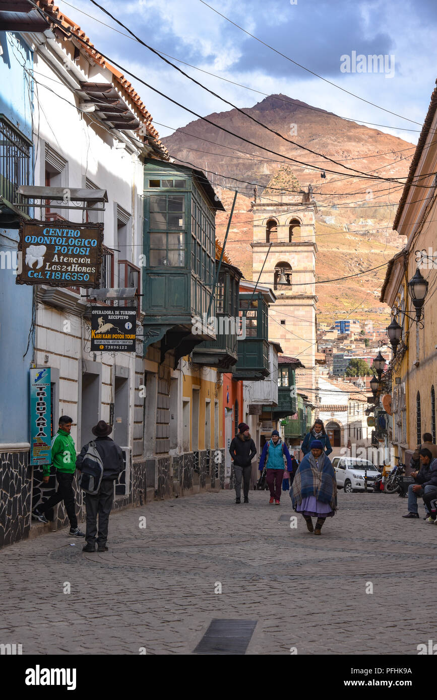 Les rues coloniales avec la toile de la montagne Cerro Rico de Potosi, Bolivie, Banque D'Images