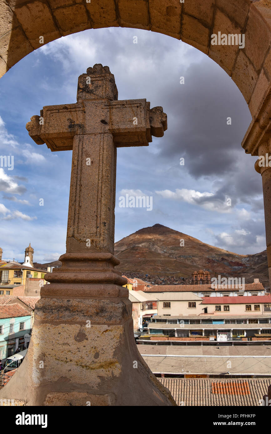 Vue de la montagne Cerro Rico depuis le toit de la chapelle de San Lorenzo, Potosi, Bolivie Banque D'Images