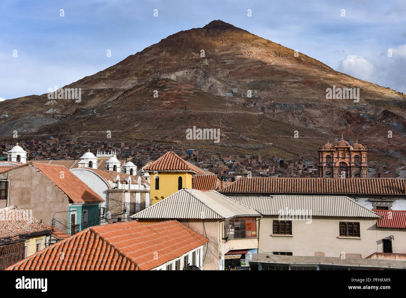Vue de la montagne Cerro Rico depuis le toit de la chapelle de San Lorenzo, Potosi, Bolivie Banque D'Images