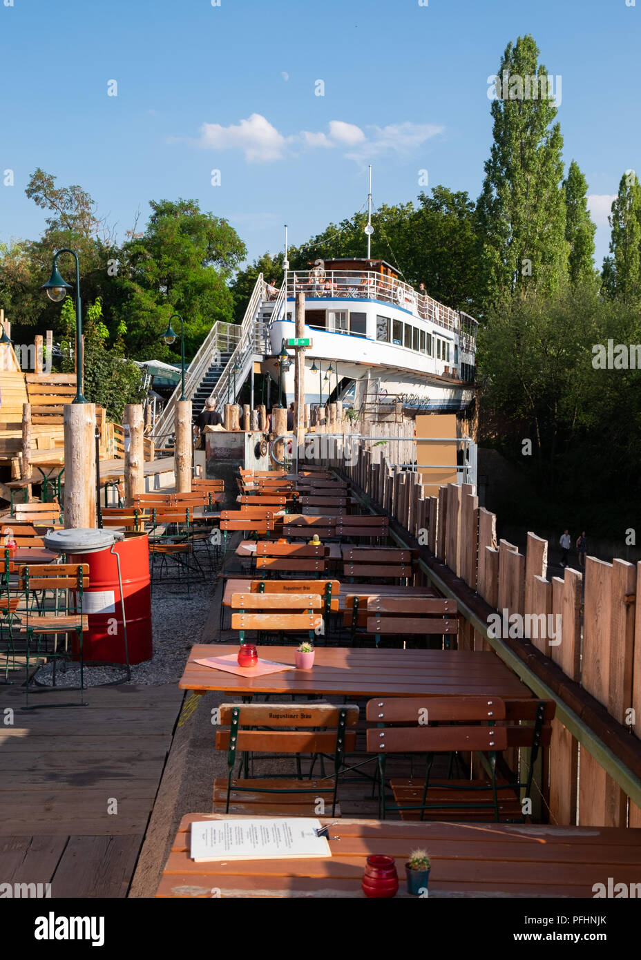 Alte Utting, ancien navire à passagers, le converti en un restaurant désormais placé sur un pont ferroviaire à Munich, en Allemagne. Banque D'Images