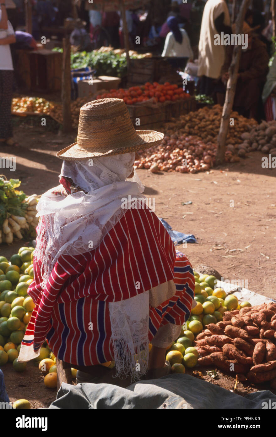 Le Maroc, Fouta, femme de la robe à rayures traditionnelles en Rif et  chapeau de paille