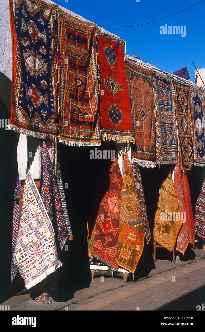 Maroc, Casablanca, Quartier Habous (nouvelle médina), exposés à la vente des tapis marocains Banque D'Images