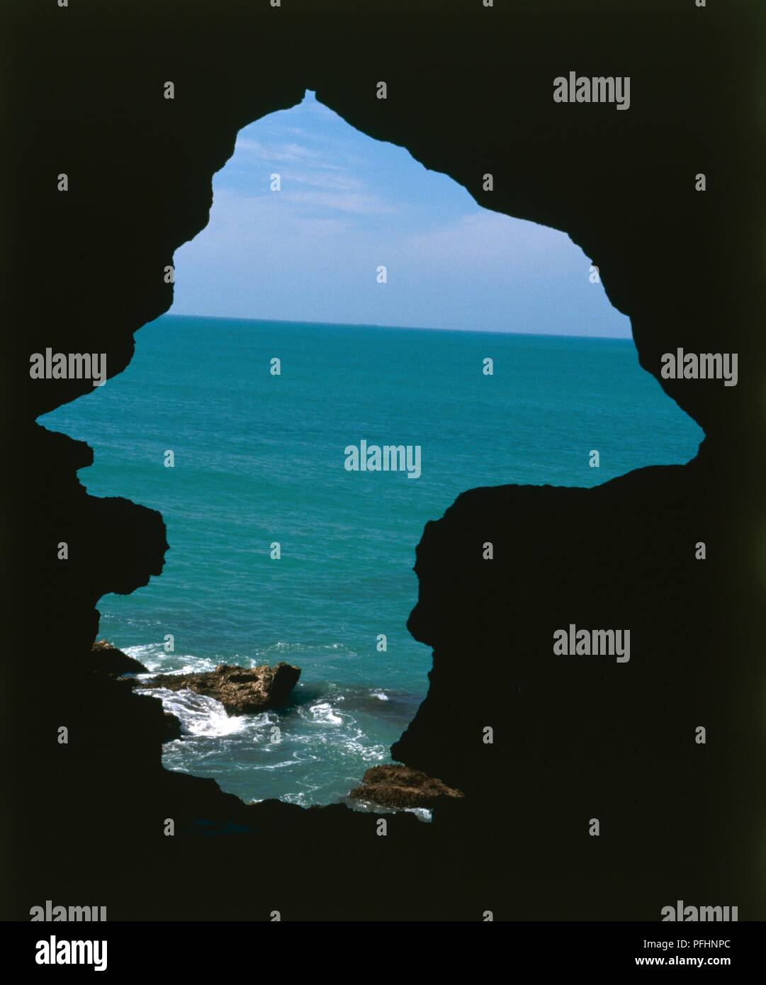 Le Maroc, Achakar, vue sur mer depuis l'intérieur de grottes d'Hercule (Hercules Cave) Banque D'Images