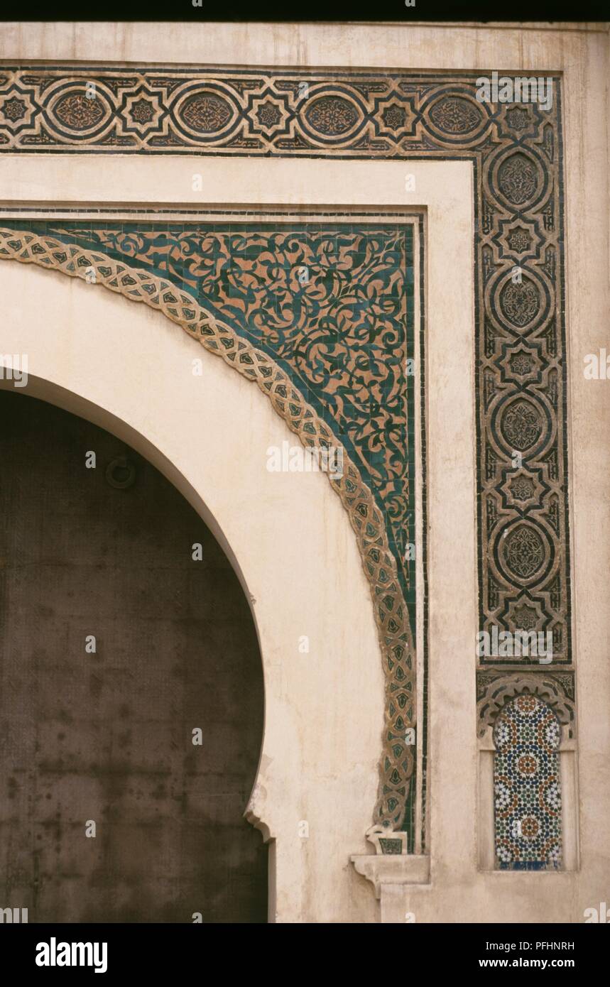 Maroc, Fès el-Jedid, Bab, Segma décoration complexe sur la porte du 13e siècle Banque D'Images