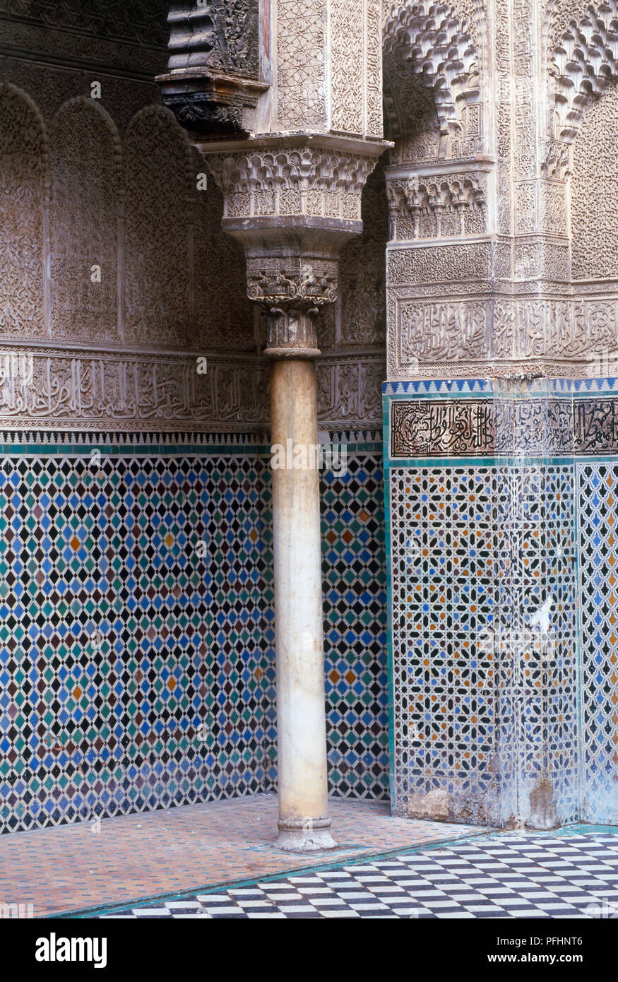 Maroc, Fès, Medersa El-Attarine, colonne décorative et zelliges carrelage Banque D'Images