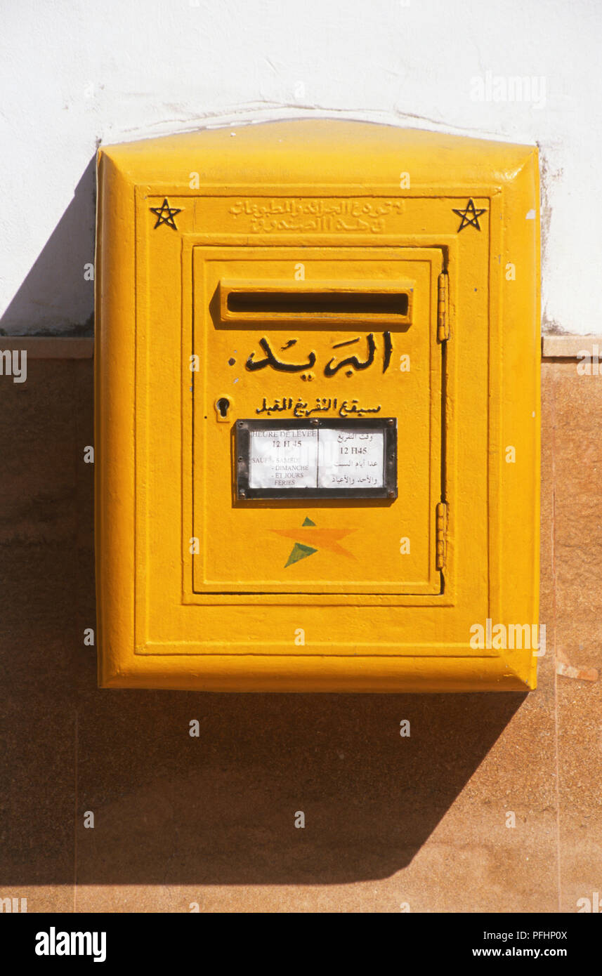 L'Afrique du Nord, Maroc, jaune post box fixés au mur, Close up, vue de face. Banque D'Images