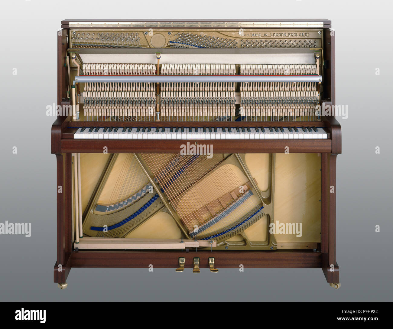 Piano droit ouvert, vue de face Photo Stock - Alamy