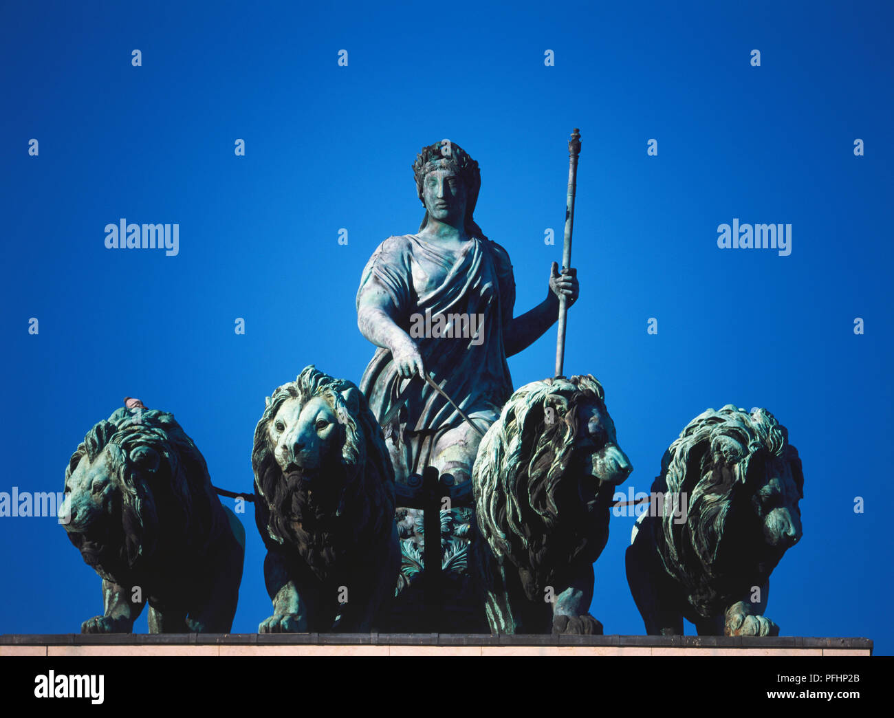 Germany, Bavaria, Munich, Siegestor, statue en bronze de Bavière équitation dans char tiré par quatre lions. Banque D'Images