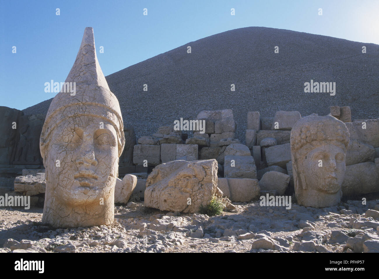 La Turquie, l'Anatolie orientale, le Mont Nemrut (Nemrut Dagi), terrasse est colossal, tête en pierre du Roi Antiochus, debout près de la tête de Tyché tumbled Banque D'Images