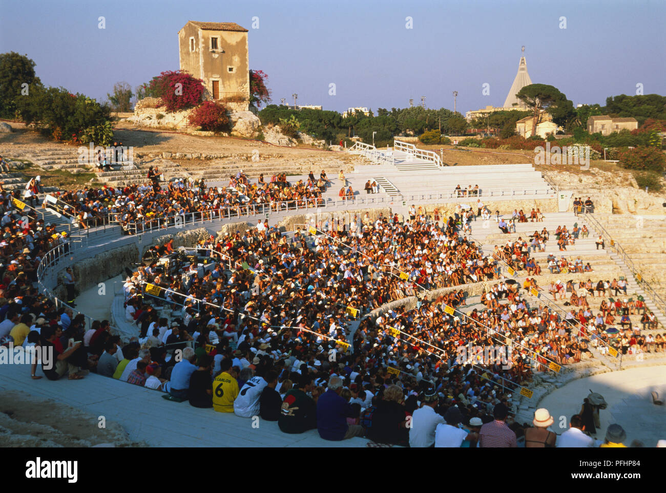 Italie, Sicile, Syracuse, le Théâtre Grec, grand auditoire assis en théâtre à ciel ouvert datant de 6ème siècle avant J.-C. Banque D'Images