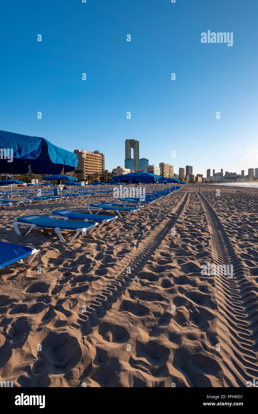 La ville de Benidorm, Costa Blanca, Alicante Province, Spain, Europe / Afficher le long de la Playa de Poniente au printemps. Banque D'Images