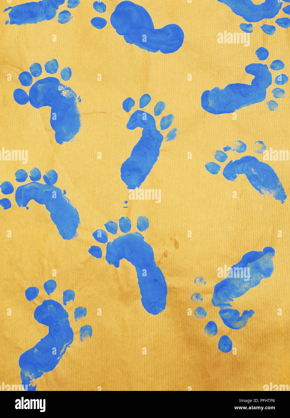 Blue footprints peint sur papier brun Banque D'Images