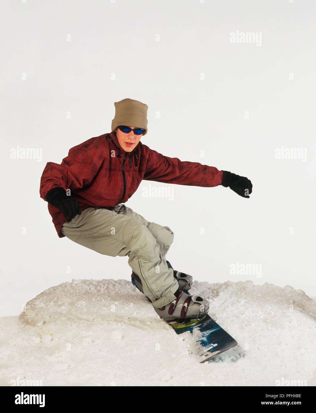 Garçon dans les lunettes de soleil, chapeau et gants snowboard laineux sur  pente de neige, vue de face Photo Stock - Alamy