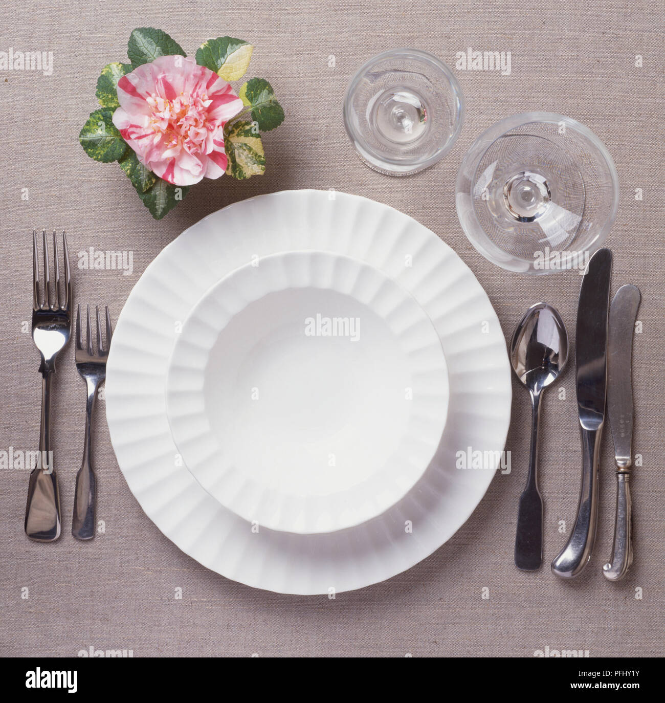 Table à manger couvert, assiette, bol, couteaux et fourchettes, vin et  verres à eau, vue ci-dessus Photo Stock - Alamy