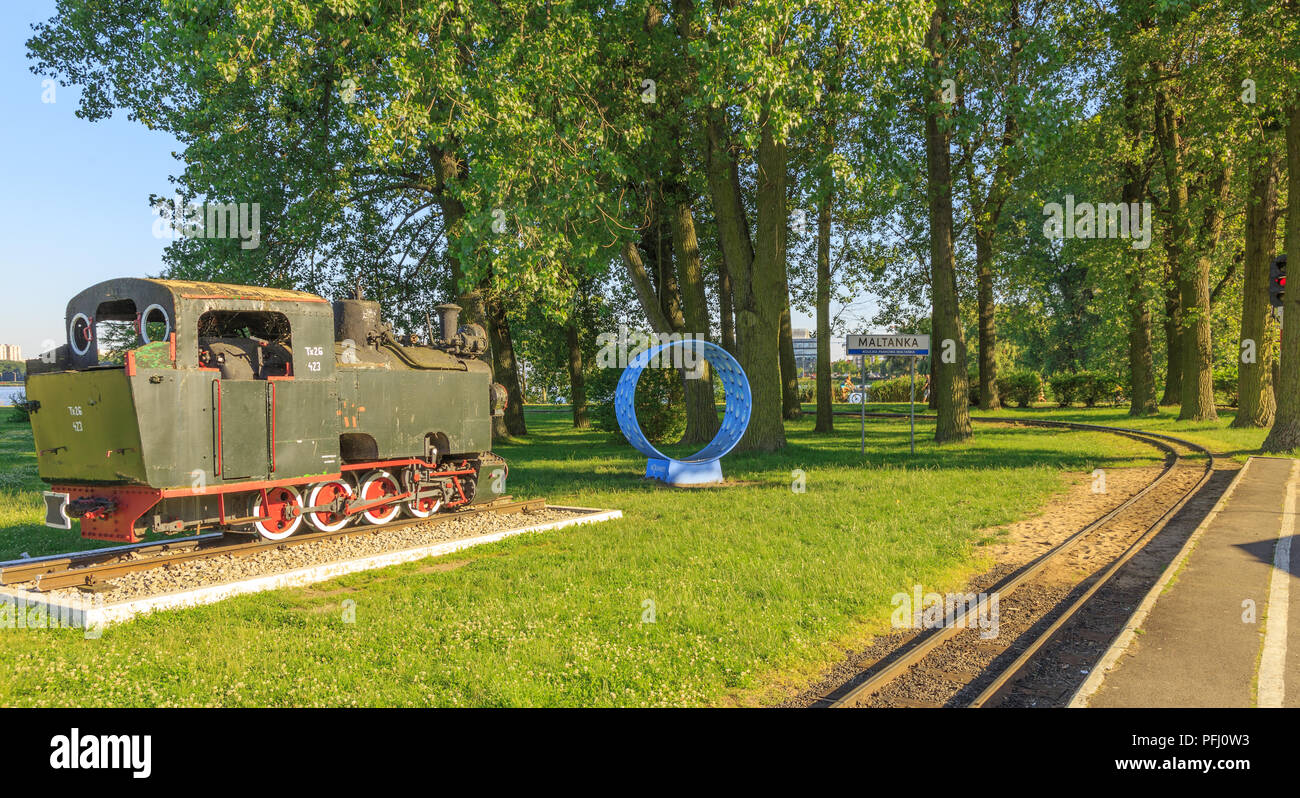 Poznań - une locomotive à vapeur historique d'un chemin de fer touristique à voie étroite sur le lac de Malte. Plate-forme du train 'Maltanka' Banque D'Images