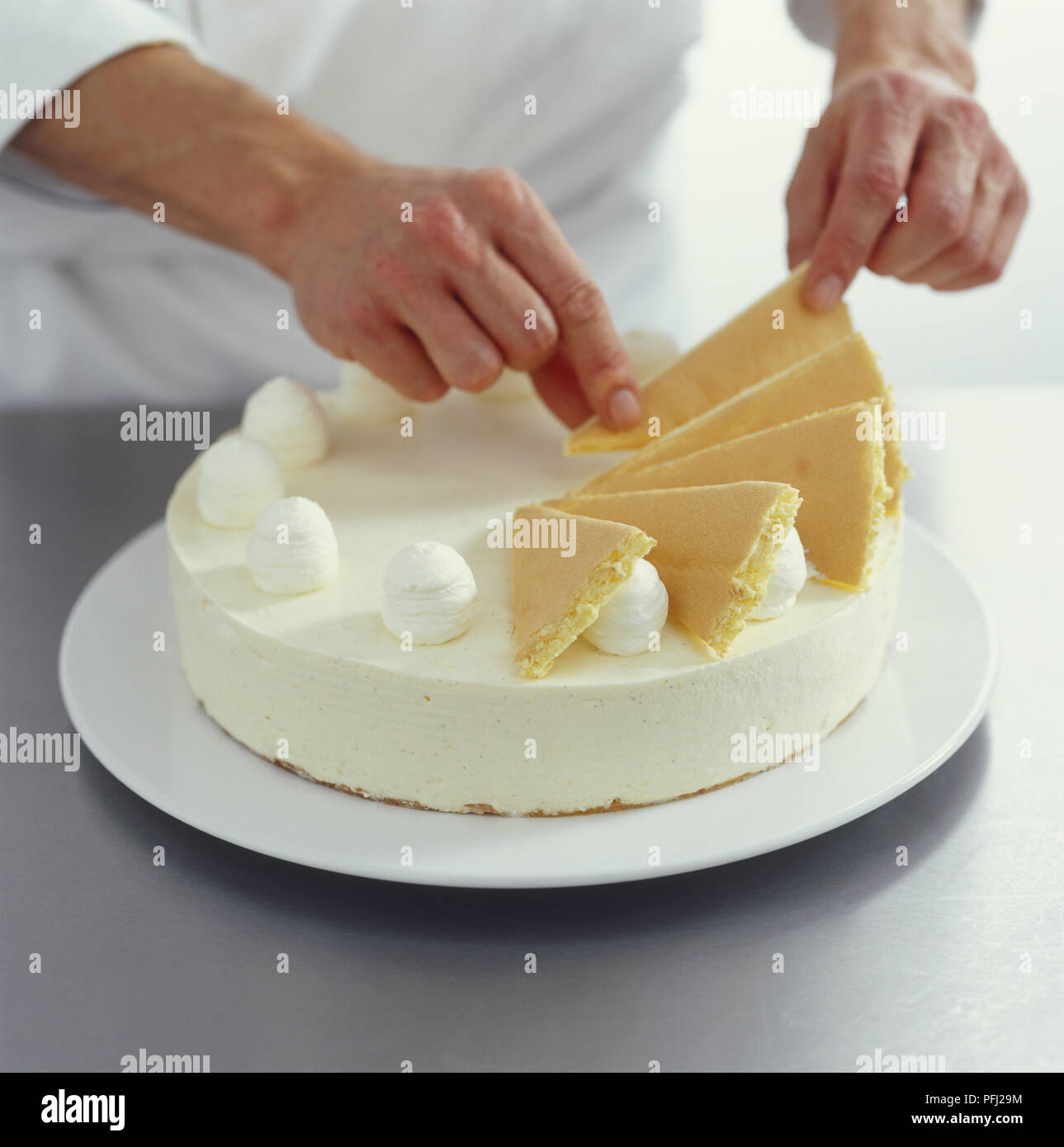 Gaufrettes Triangulaire Organisee Sur Le Dessus De Gateau Blanc Glace Side View Photo Stock Alamy