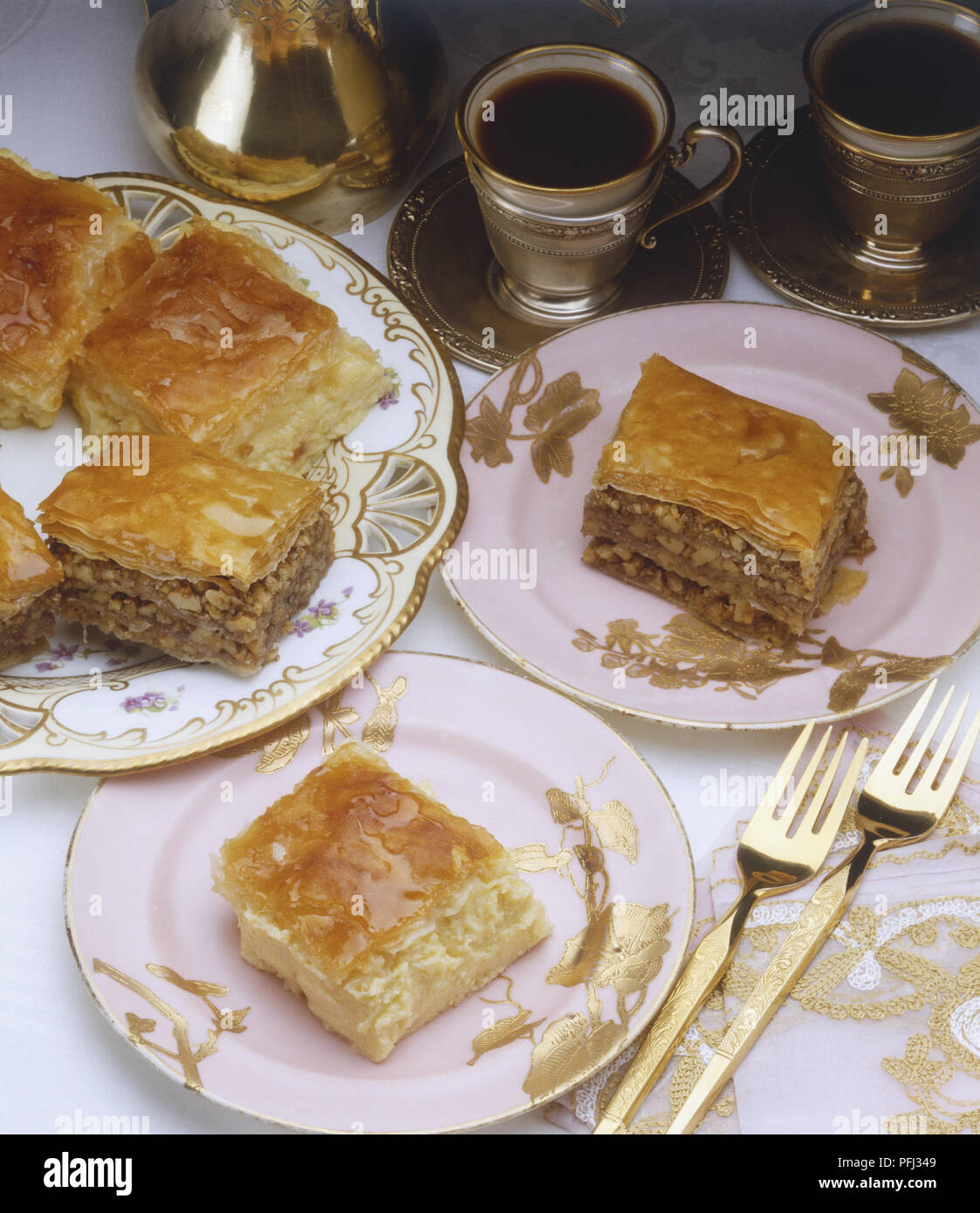 Morceaux de gâteau aux pommes servi sur des plaques, café servi dans des coupes en argent Banque D'Images