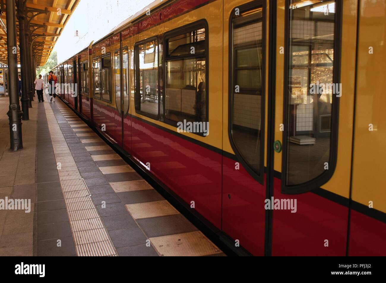 Allemagne, Berlin, S-Bahn (train à la plate-forme Banque D'Images