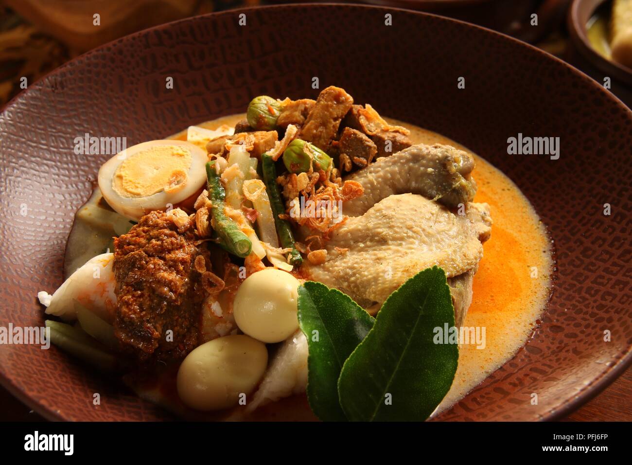 Ketupat, Lebaran la célébration traditionnelle plat de gâteau de riz avec plusieurs plats populaires ; pendant les célébrations de l'Eid. Banque D'Images