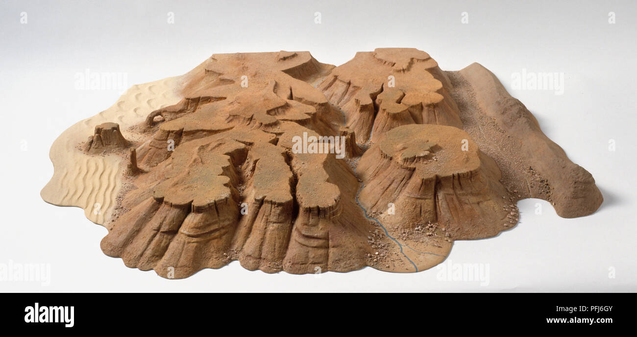 Un modèle d'un désert montrant les caractéristiques du sol, y compris mesa, Cuesta et l'érosion pluviale Banque D'Images