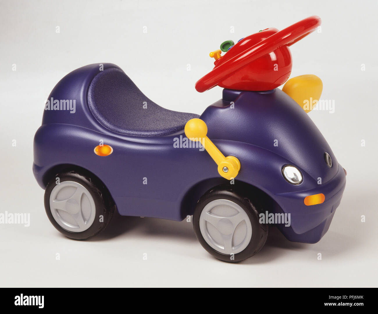 Voiture jouet violet avec un volant rouge, vue de côté Photo Stock - Alamy