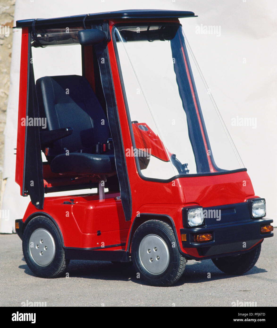 Voiture électrique monoplace rouge, vue de côté. Banque D'Images