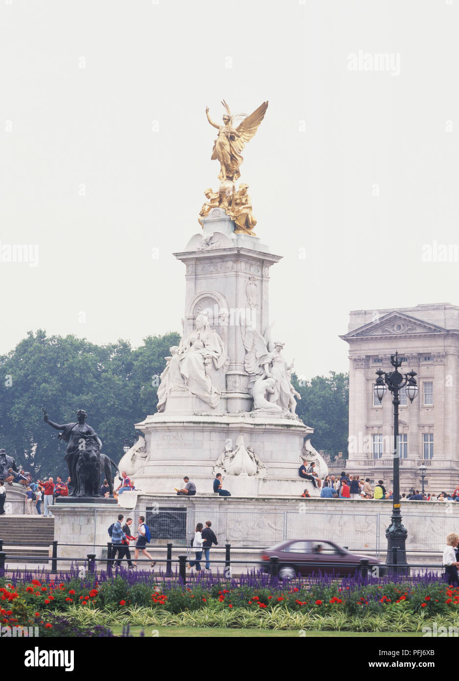 La Grande-Bretagne, l'Angleterre, Londres, Victoria Memorial, de la statue au centre du rond-point à l'extérieur de Buckingham Palace, vue de face. Banque D'Images