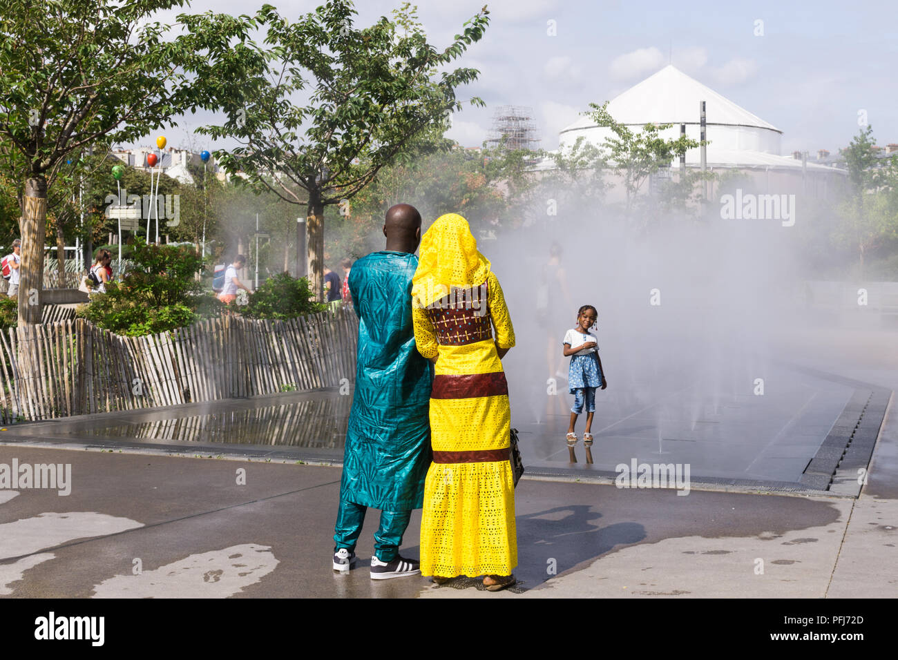 Paris France la diversité - un couple en vêtements traditionnels africains prendre une photo d'une fille dans les Halles de Paris, France, Europe. Banque D'Images