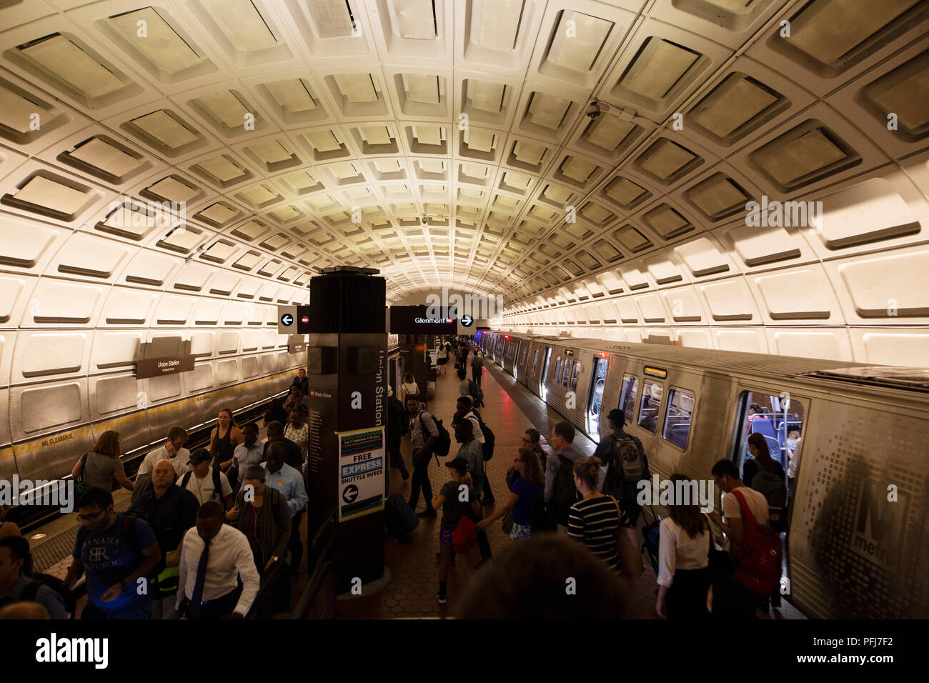 Un train arrive dans la station de métro Union Station à Washington, DC, USA. Banque D'Images