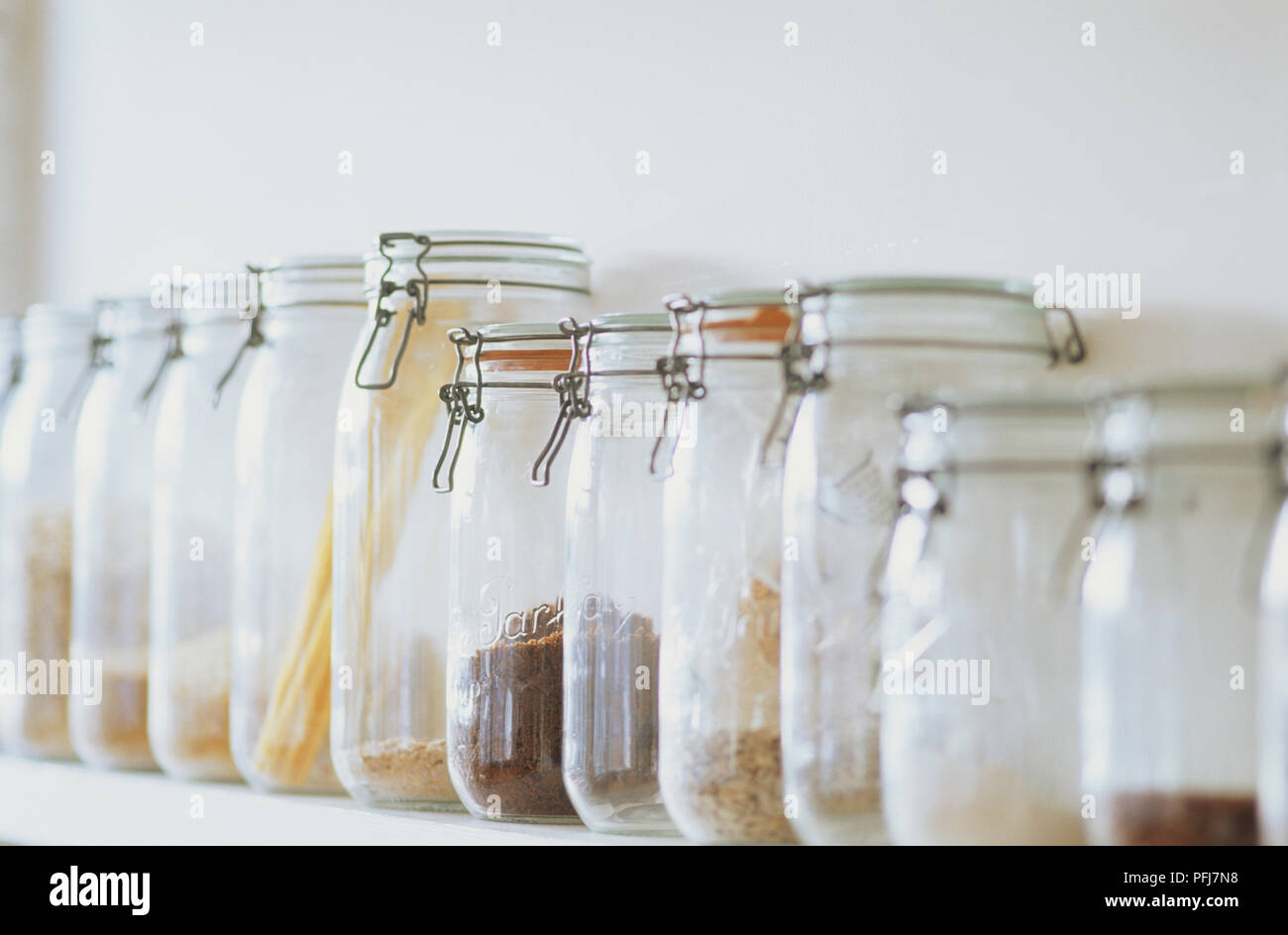 La préservation des pots sur étagère, l'accent sur le premier plan Banque D'Images