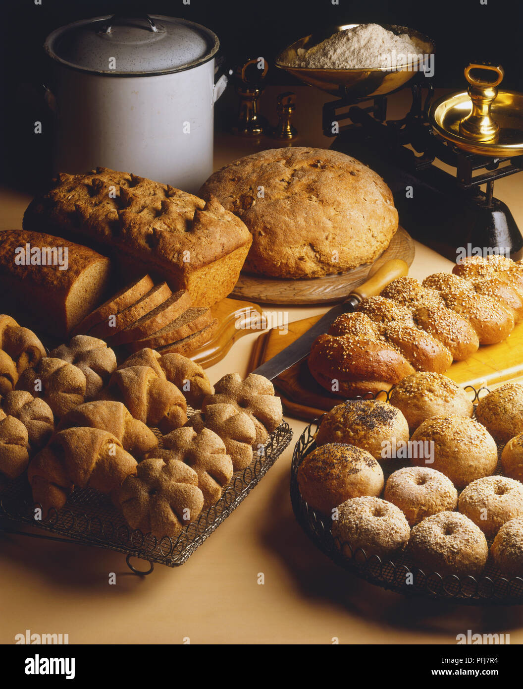 Affichage de différents aliments complets et pains croûtés, petits pains et croissants, certains saupoudrés de graines de pavot et de sésame Banque D'Images