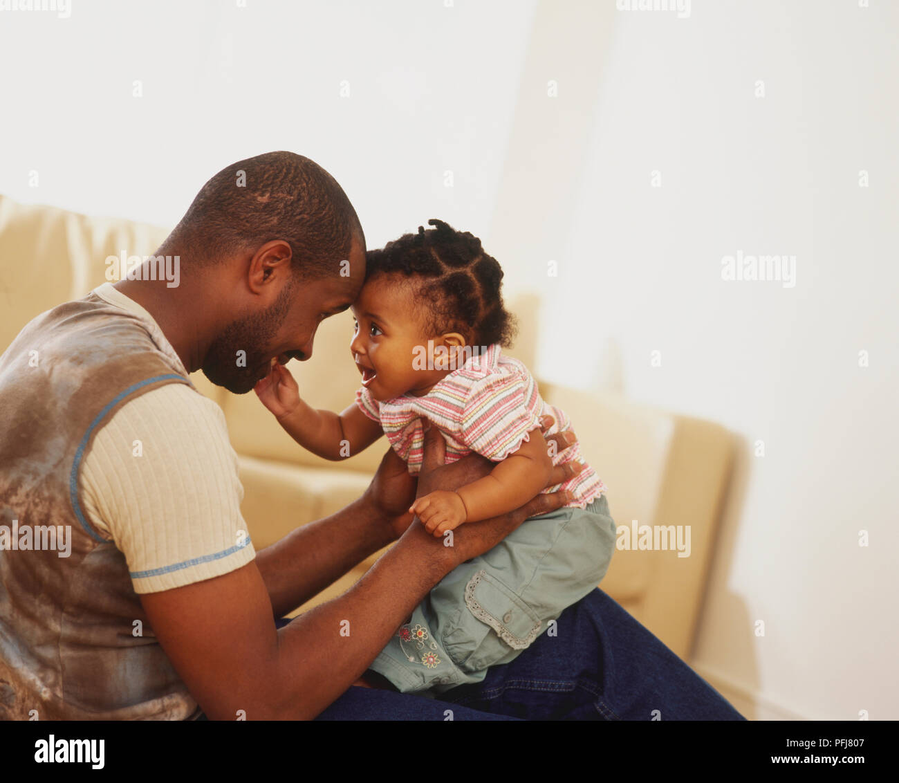 L Homme Et L Enfant De Toucher Les Tetes Bebe Atteignant Jusqu A Toucher Le Visage De L Homme Ses Mains Autour De La Taille Du Bebe Photo Stock Alamy