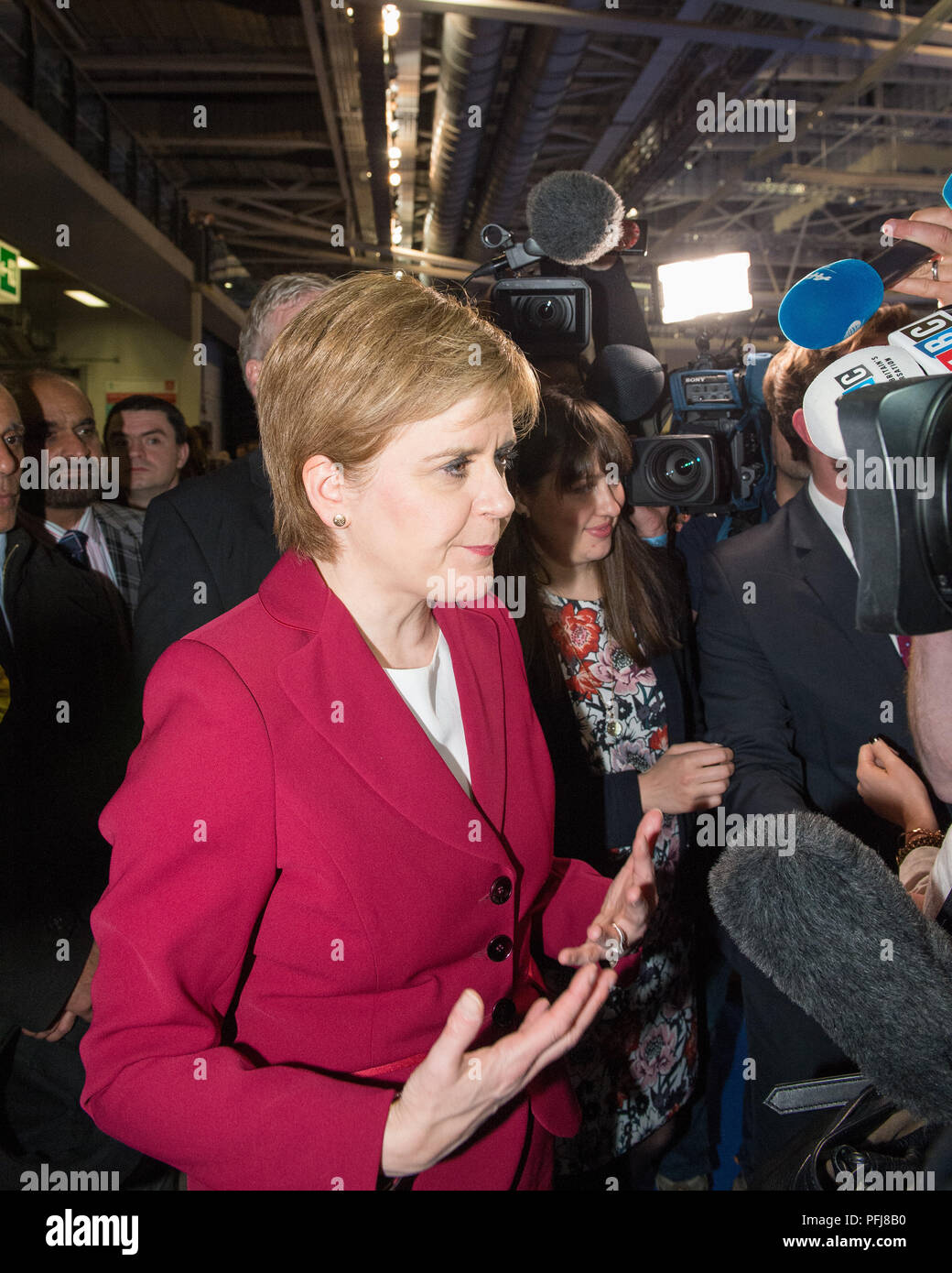 Nicola Sturgeon répond aux questions dans les premières heures après Theresa peut appelé un jeu d'élection parlementaire britannique. Glasgow en Écosse. 9 juin 2017. Banque D'Images