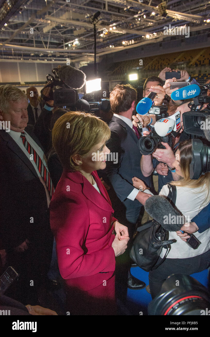 Nicola Sturgeon répond aux questions dans les premières heures après Theresa peut appelé un jeu d'élection parlementaire britannique. Glasgow en Écosse. 9 juin 2017. Banque D'Images