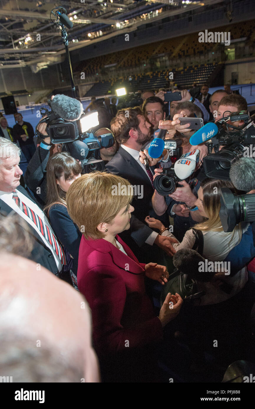 Nicola Sturgeon répond aux questions dans les premières heures après Theresa peut appelé un jeu d'élection parlementaire britannique. Glasgow en Écosse. 9 juin 2017. Banque D'Images