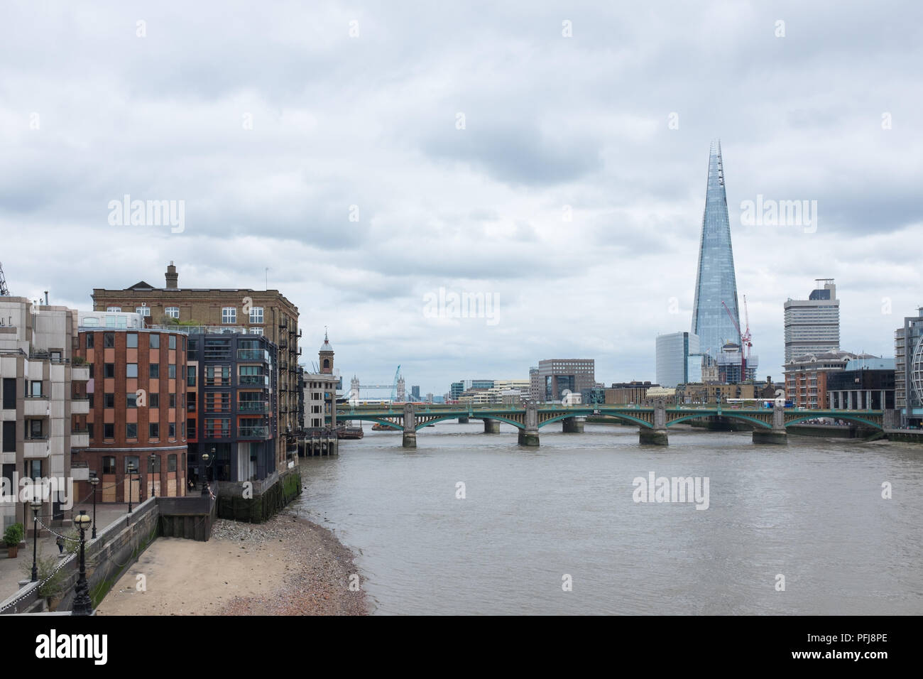 Le long de la Tamise, Millennium Bridge à l'Est, vers la construction d'échardes Banque D'Images